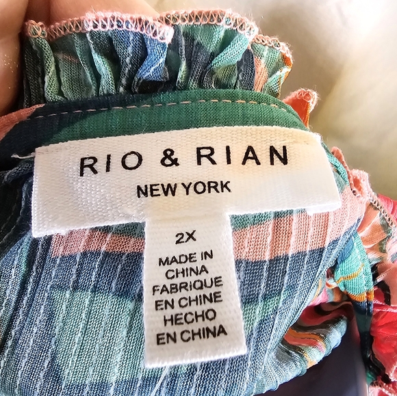 2/$20 Rio & Rian 2X Tropical Top - Picture 4 of 8